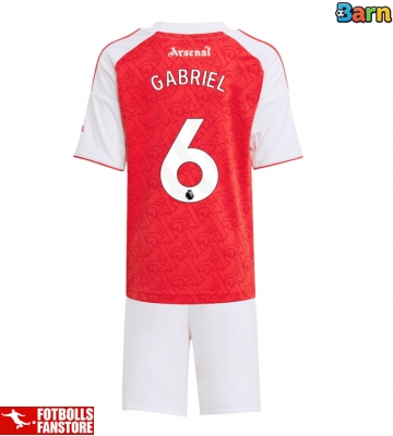Arsenal Gabriel Magalhaes #6 Hemmatröja Barn 2025-26 Kortärmad (+ Korta byxor)
